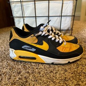 Men’s Size 8.5 Nike Air Max Tennis Shoes